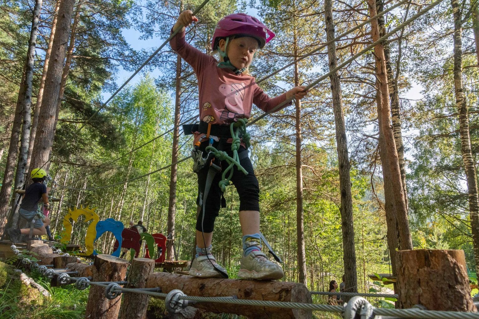 Barn som balanserer i Sjoa Klatrepark
